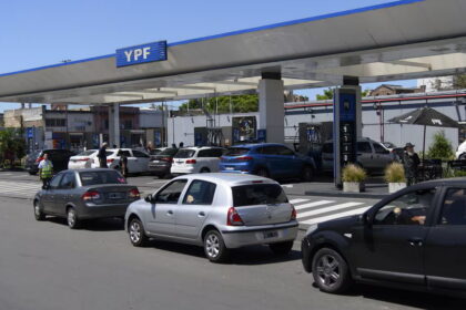 2. Fin del congelamiento: YPF decide qué hará con el precio de la nafta