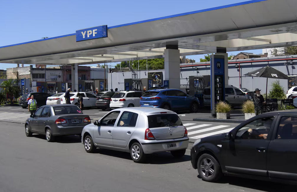 2. Fin del congelamiento: YPF decide qué hará con el precio de la nafta